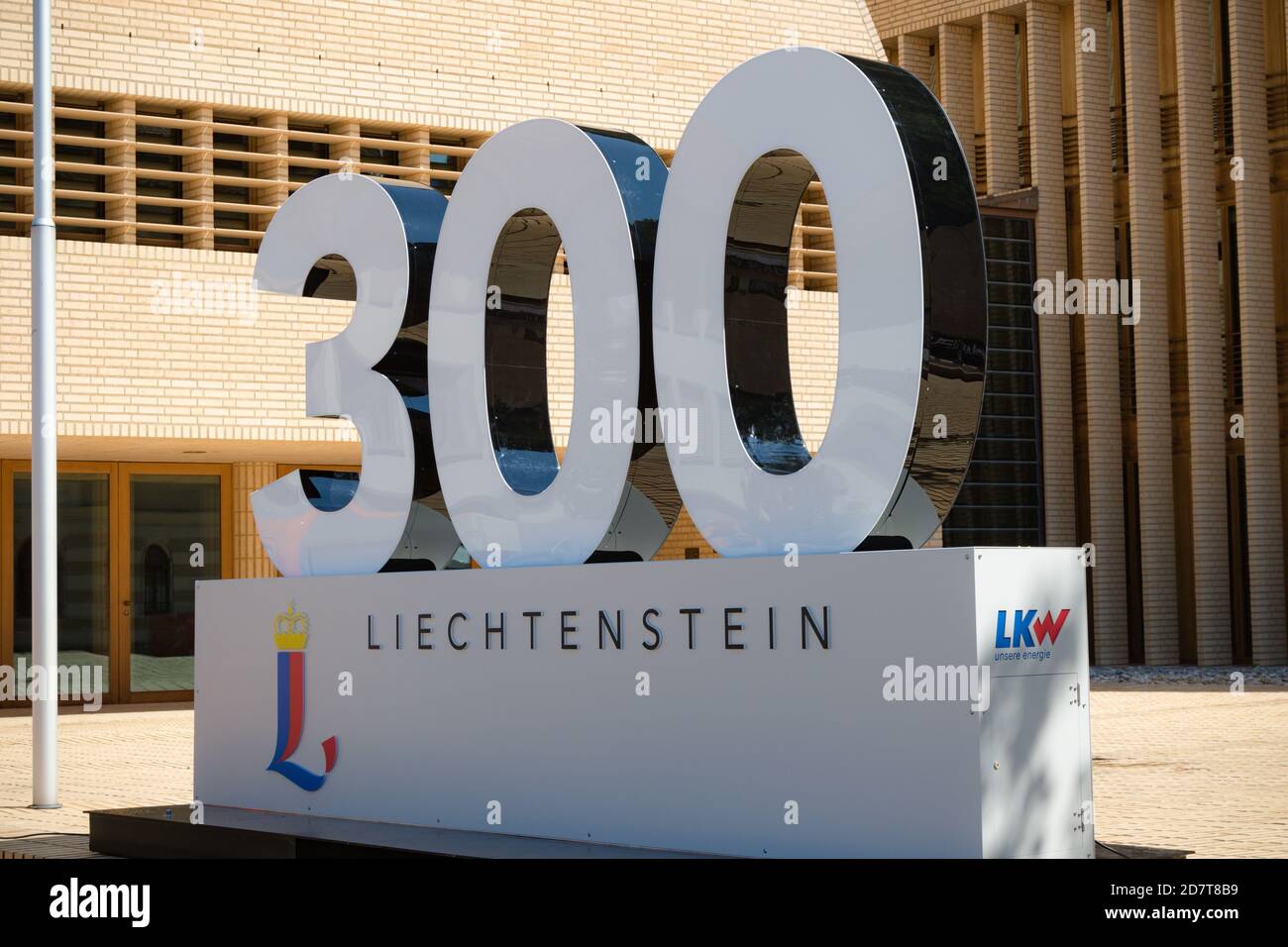 Vaduz, Liechtenstein, 16 agosto 2018:- UN grande 300 fuori dal Parlement nazionale a Vaduz, che celebra la giornata nazionale del Liechtenstein e 300 anni o Foto Stock