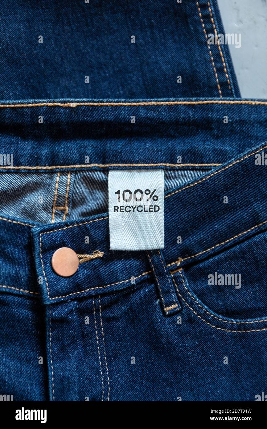 Jeans blu riciclato con un'etichetta di abbigliamento. Principio di  economia circolare, concetto di zero rifiuti. Riutilizzando materiali e  riducendo gli sprechi in modo. Denim Foto stock - Alamy