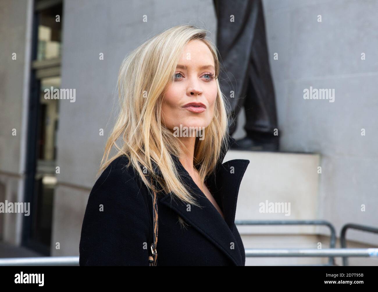 Londra, Regno Unito. 25 Ott 2020. Laura Whitmore, presentatrice della televisione e della radio irlandese, presso i BBC Studios. Credit: Mark Thomas/Alamy Live News Foto Stock