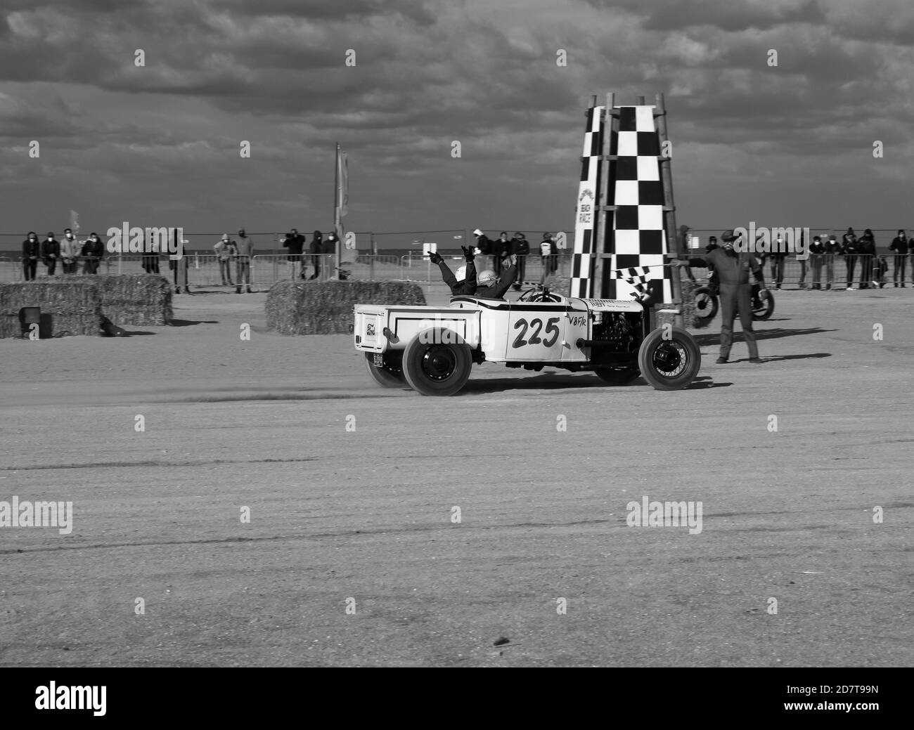 Normandy Beach Race, vecchia auto Ford in azione al Beach Start, nero e witthe foto, la linea di arrivo dei vincitori Foto Stock