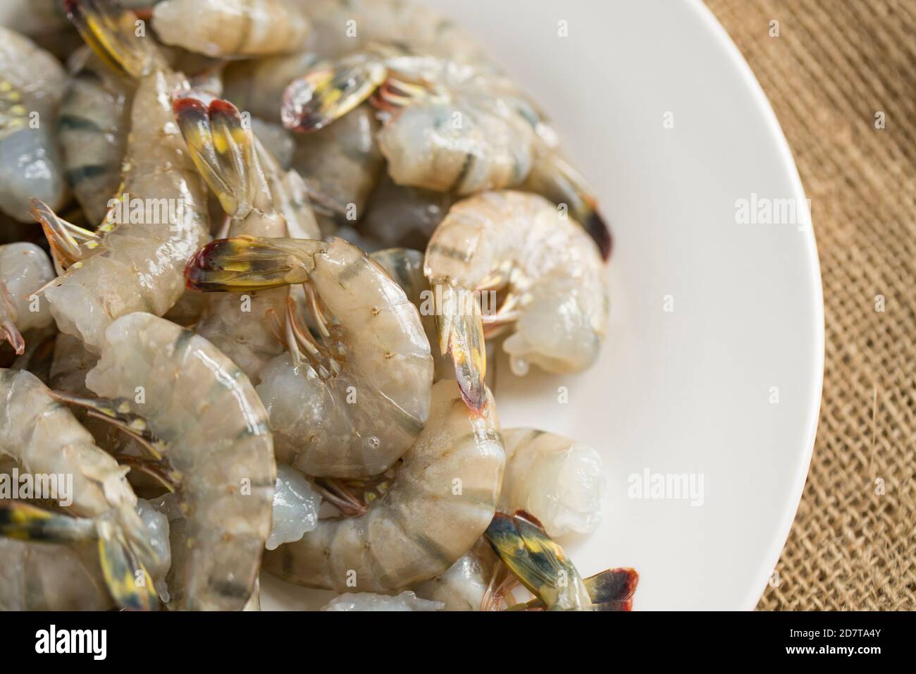 Gamberi di tigre grezzi e senza testa importati dall'estero nel Regno Unito che sono stati acquistati da un supermercato. Inghilterra GB Foto Stock