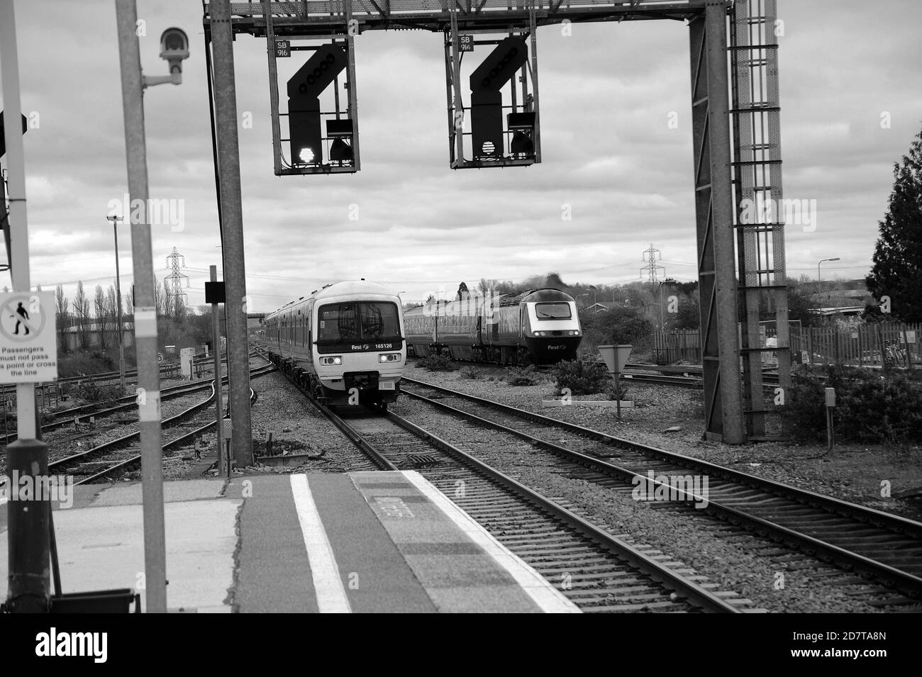 Un H.S.T. non identificato lascia la piattaforma 2 di Didcot Parkway come 165126 lascia la piattaforma 4, entrambe dirigendosi ad est. Foto Stock