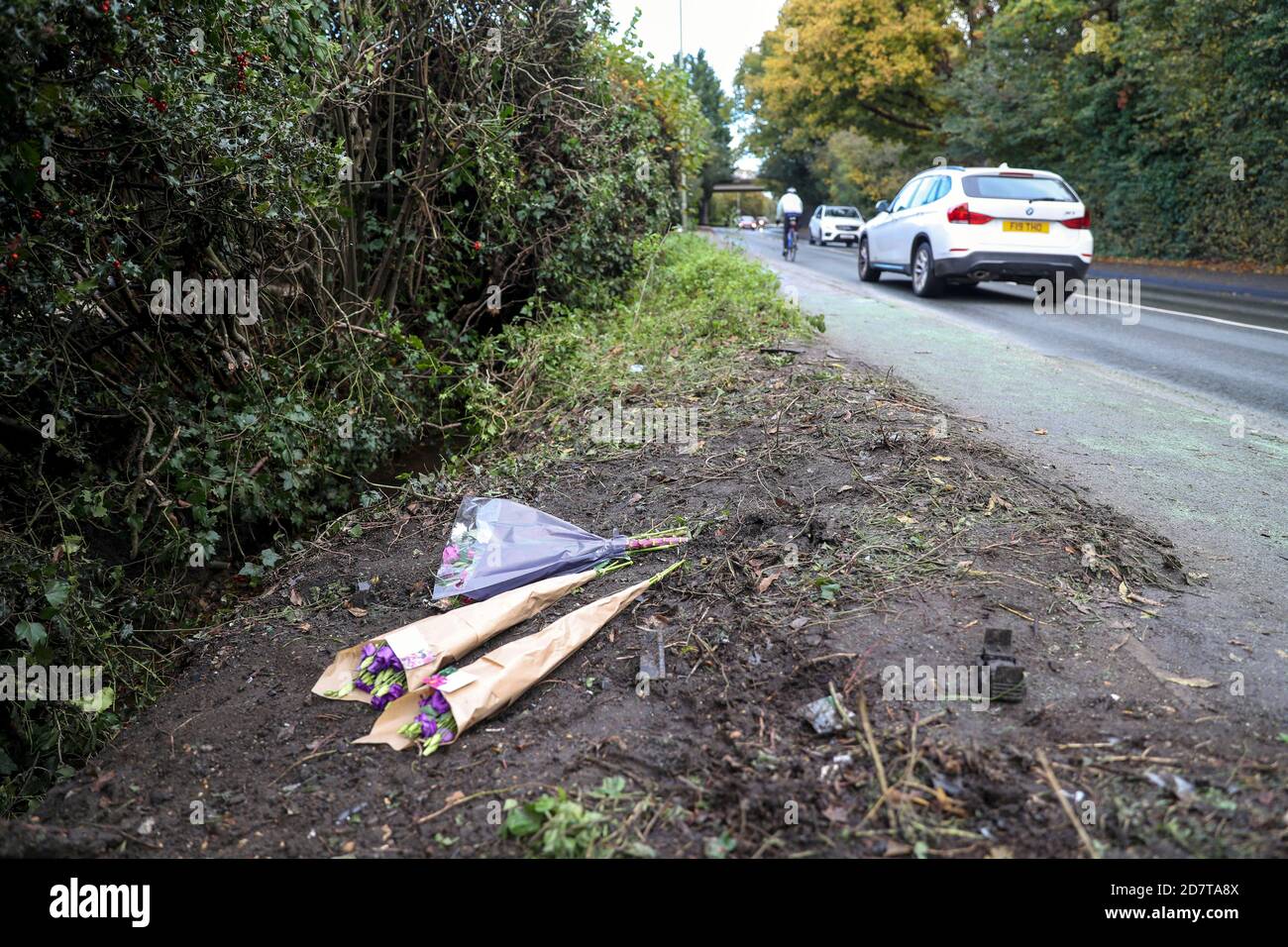 I tributi floreali sono partiti sulla scena di Guildford Road, Chertsey, Surrey, dove due uomini sono morti dopo una collisione che ha coinvolto due vetture. La polizia ha detto che un Volkswagen Golf blu e Volkswagen Sharan blu sono stati coinvolti nell'incidente alle ore 20:45 circa il sabato. Il conducente e il passeggero nel Golf sono stati pronunciati morti sulla scena, mentre il conducente del Sharan è stato portato in ospedale con lesioni non-letali. Foto Stock