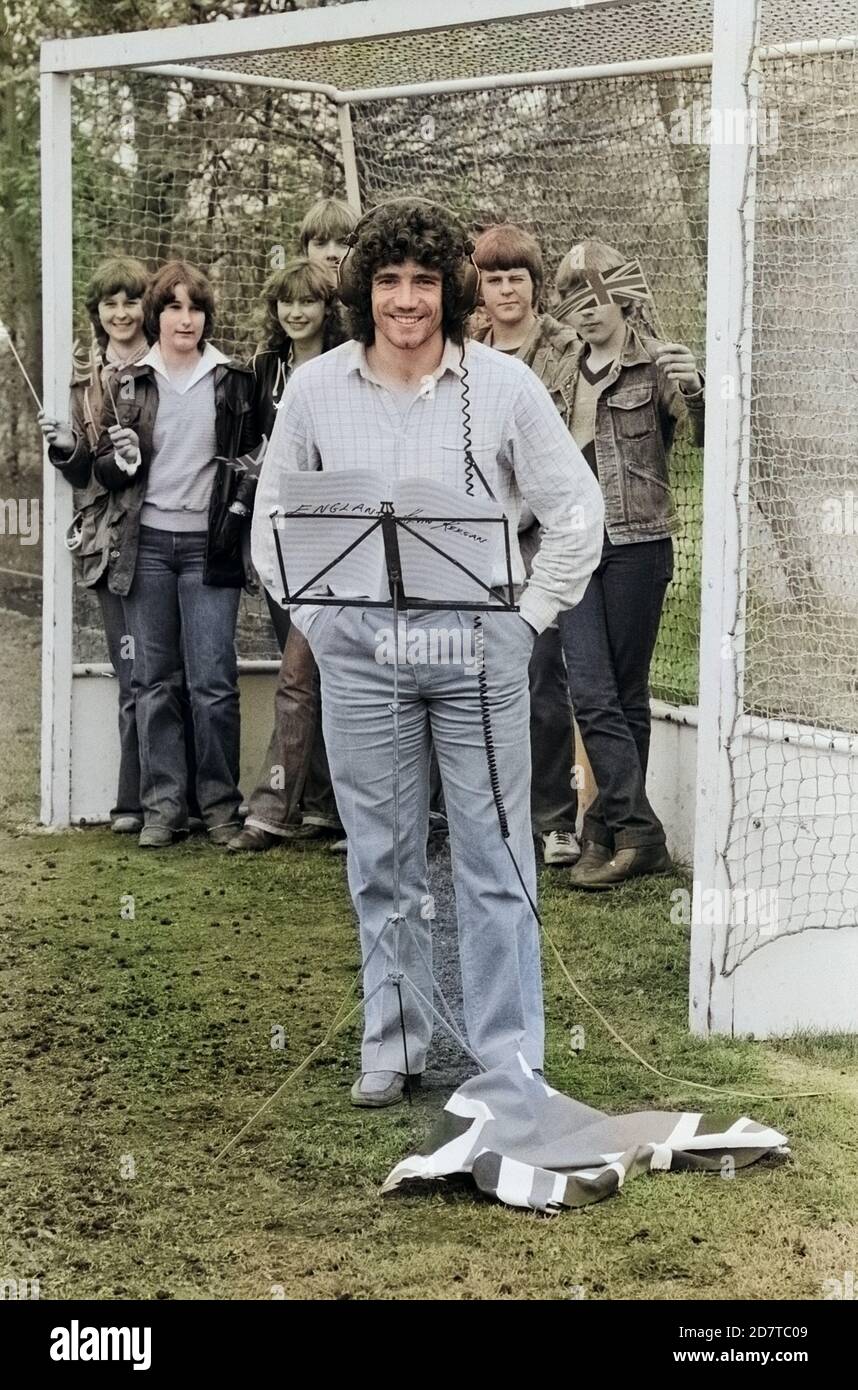 Kevin Keegan, britischer Fußballspieler, singt seine unico " Inghilterra " ein, Deutschland 1980. British giocatore di football Kevin Keegan, cantando le sue 45 singolo "Inghilterra", Germania 1980. Foto Stock