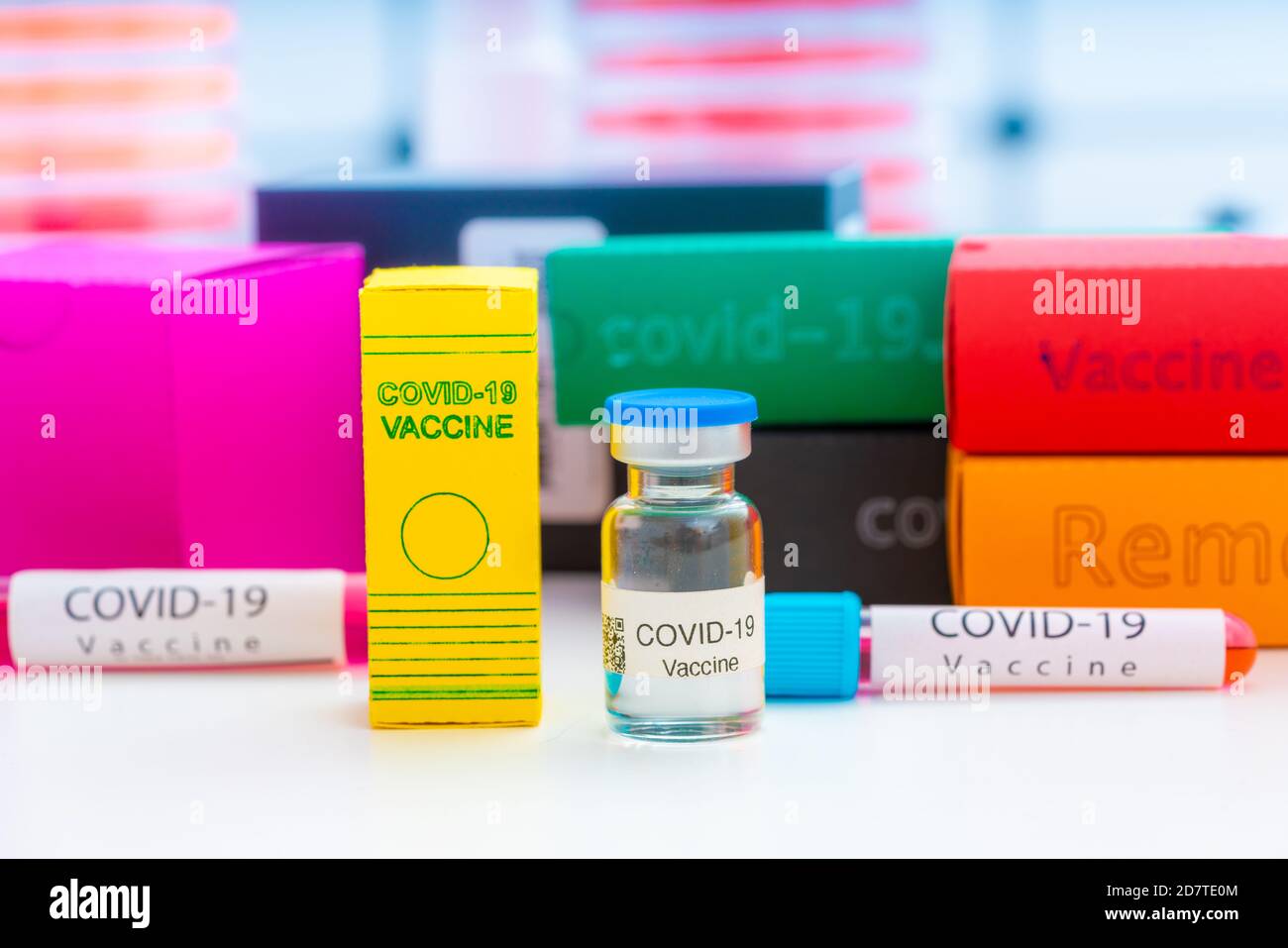 Una serie di medicinali in laboratorio medico per il coronavirus NCOV- 19 dal test PCR, test anticorpale, vaccino e farmaco antivirale remdesivir Foto Stock