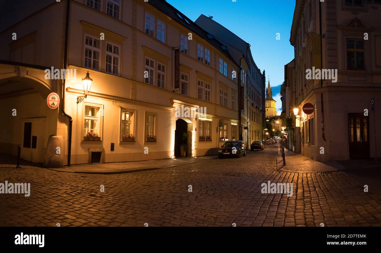 Strada notturna della vecchia Praga sotto la luce delle lanterne Foto Stock