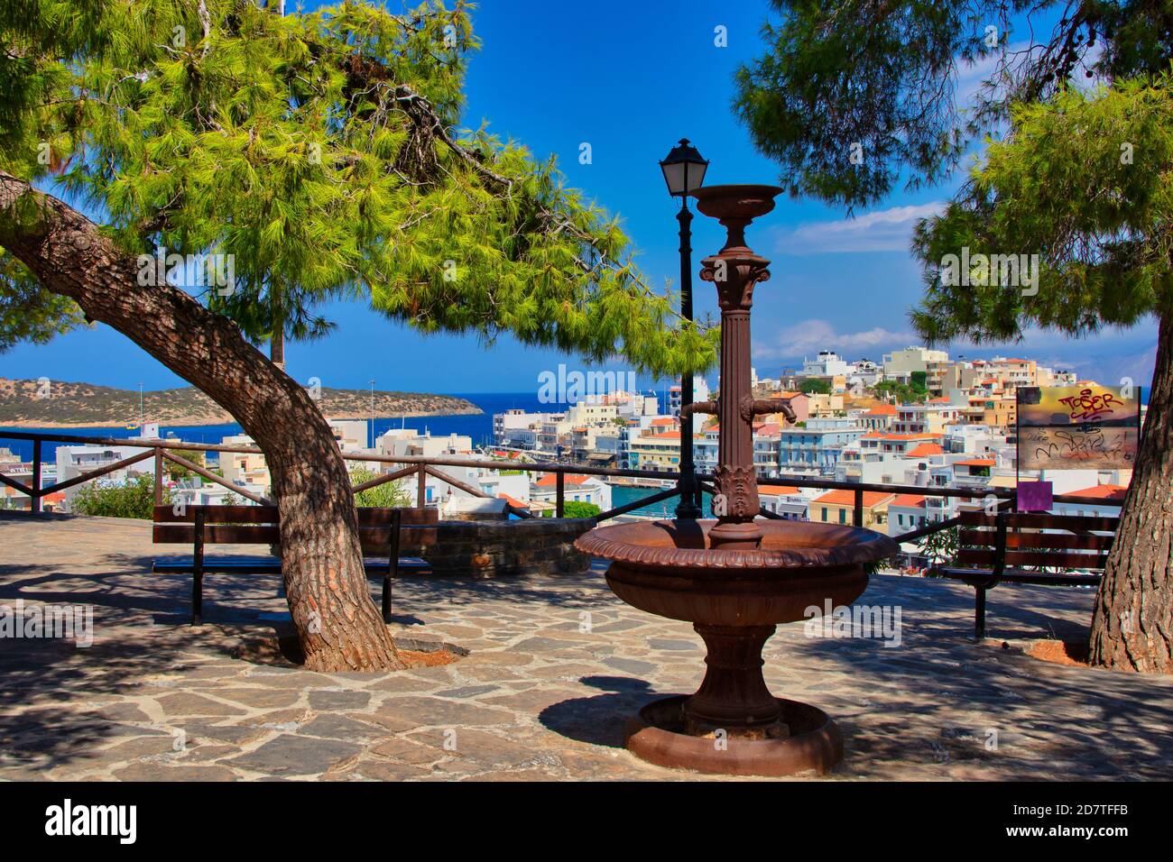Il famoso punto di vista sul piccolo porto e lago in Agios Nikolaos sull'isola di Creta in Grecia Foto Stock Il famoso punto di vista sul piccolo porto e lago in Agios Nikolaos sull'isola di Creta in Grecia Foto Stock