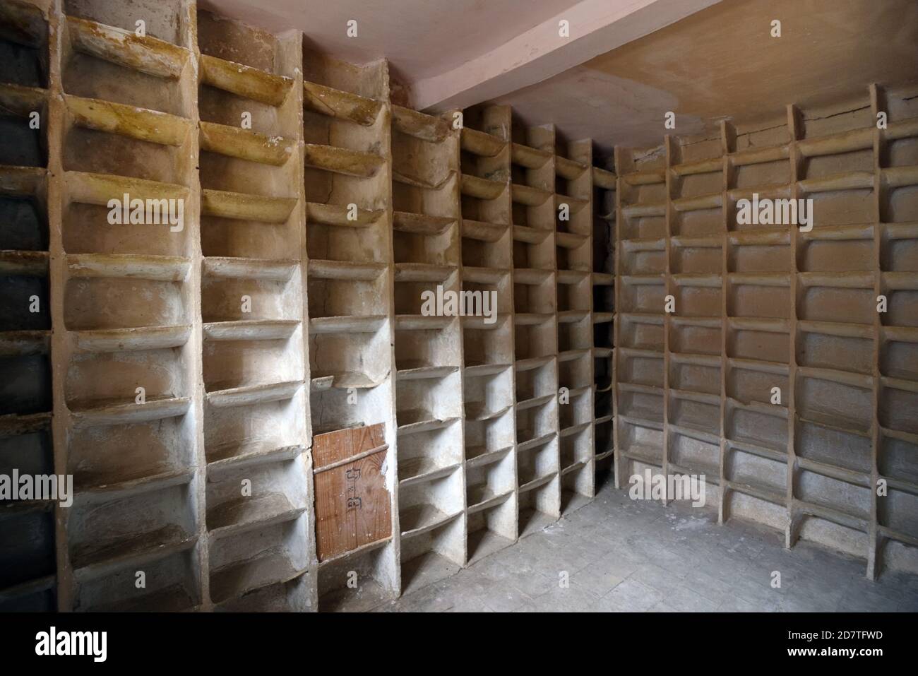 Interno di cemento Dovecote con 150 buche di cemento che offrono Nesting Scatole per Pigeons o colombe a Saint-André-les-Alpes Francia Foto Stock