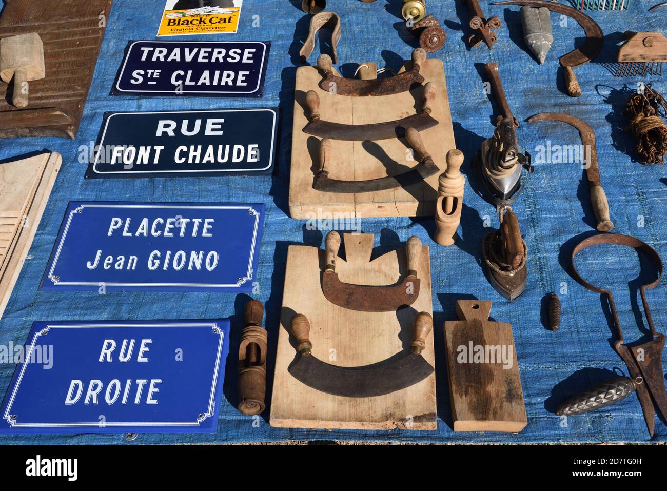 Visualizza Mezzaluna antica, Chopper alle erbe o Hachoir, taglieri in legno vintage cucina e targhe di strada a Brocante o mercato antico Provenza Foto Stock