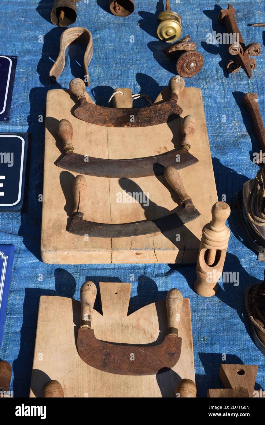 Esposizione di Mezzaluna antico, Chopper di erbe o Hachoir & taglieri di cucina di legno d'epoca in vendita a Brocante o mercato antico Provenza Francia Foto Stock