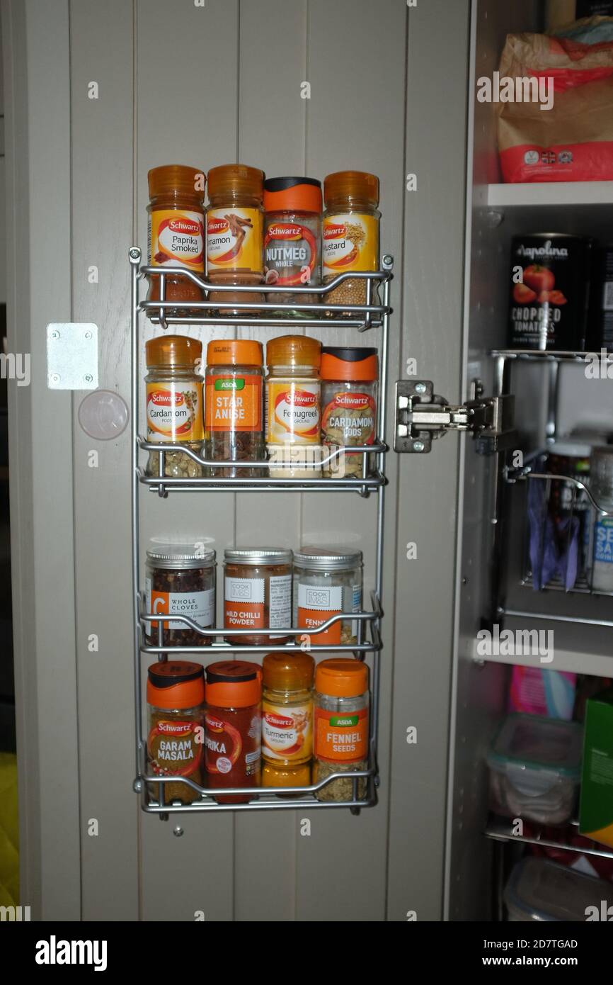 Scaffale per spezie da cucina con un'ampia gamma di spezie Foto Stock