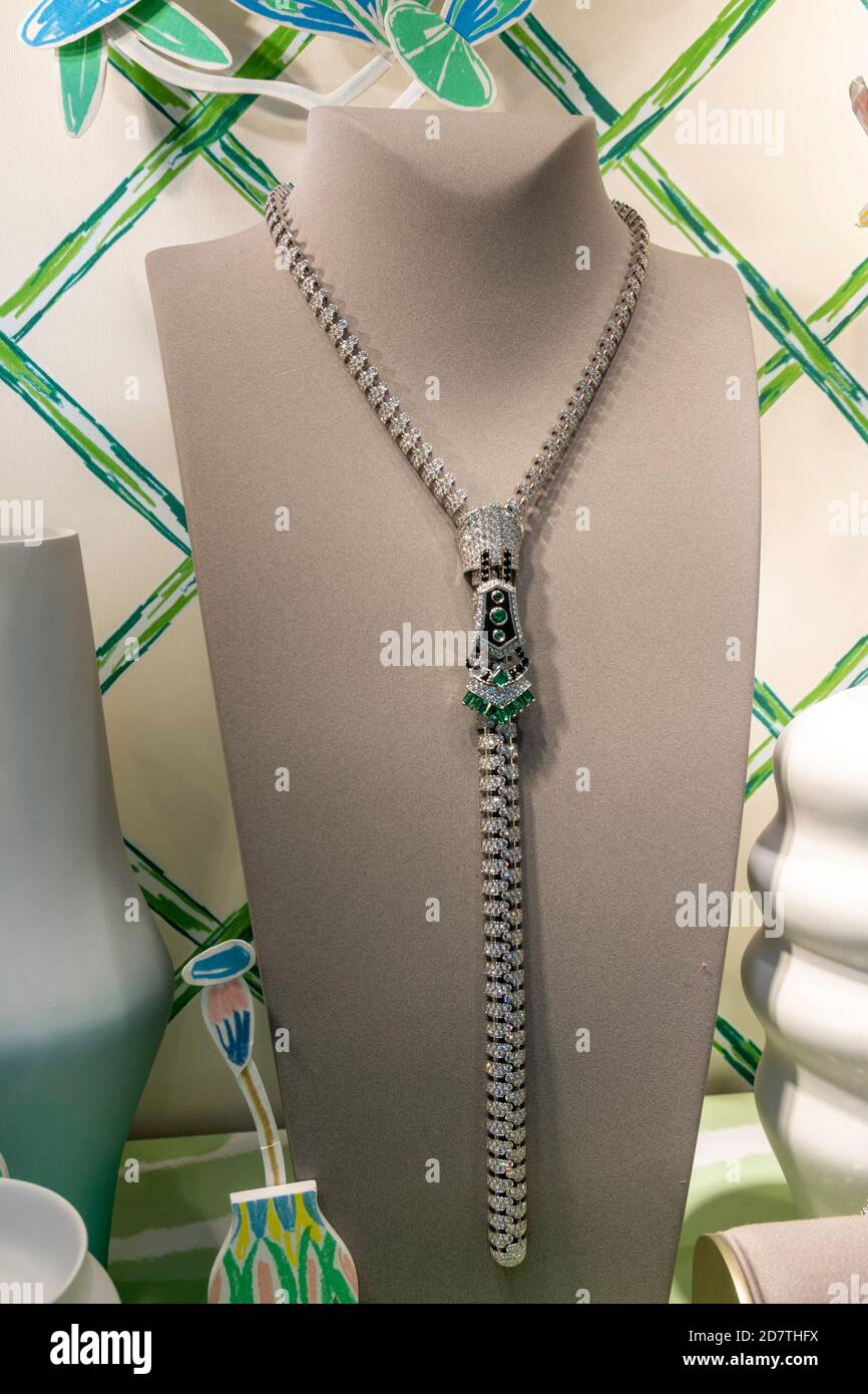 Van Cleef & Arpels è un negozio di gioielli di lusso sulla Fifth Avenue a  New York City, Stati Uniti Foto stock - Alamy