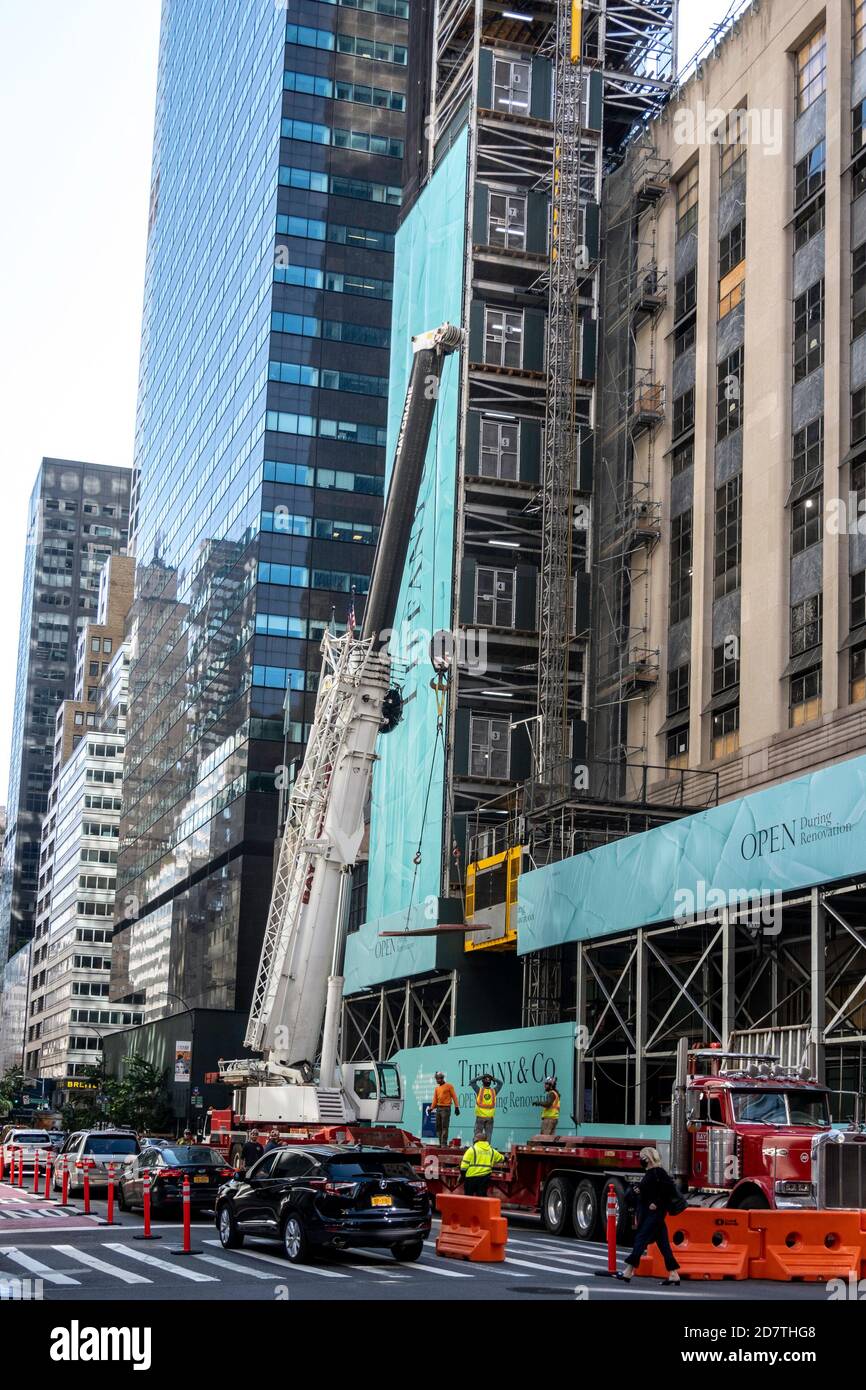 Tiffany & Co., il negozio di gioielli di lusso e accessori di lusso sulla Fifth Avenue è in fase di ristrutturazione, New York City, Stati Uniti Foto Stock