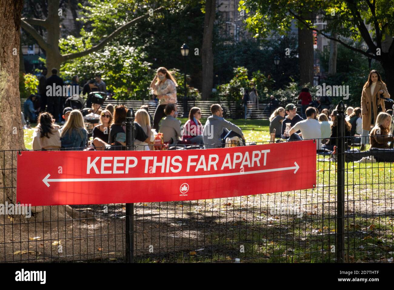 I segni di allontanamento sociale sono una vista comune a New York a causa del coronavirus, Stati Uniti Foto Stock