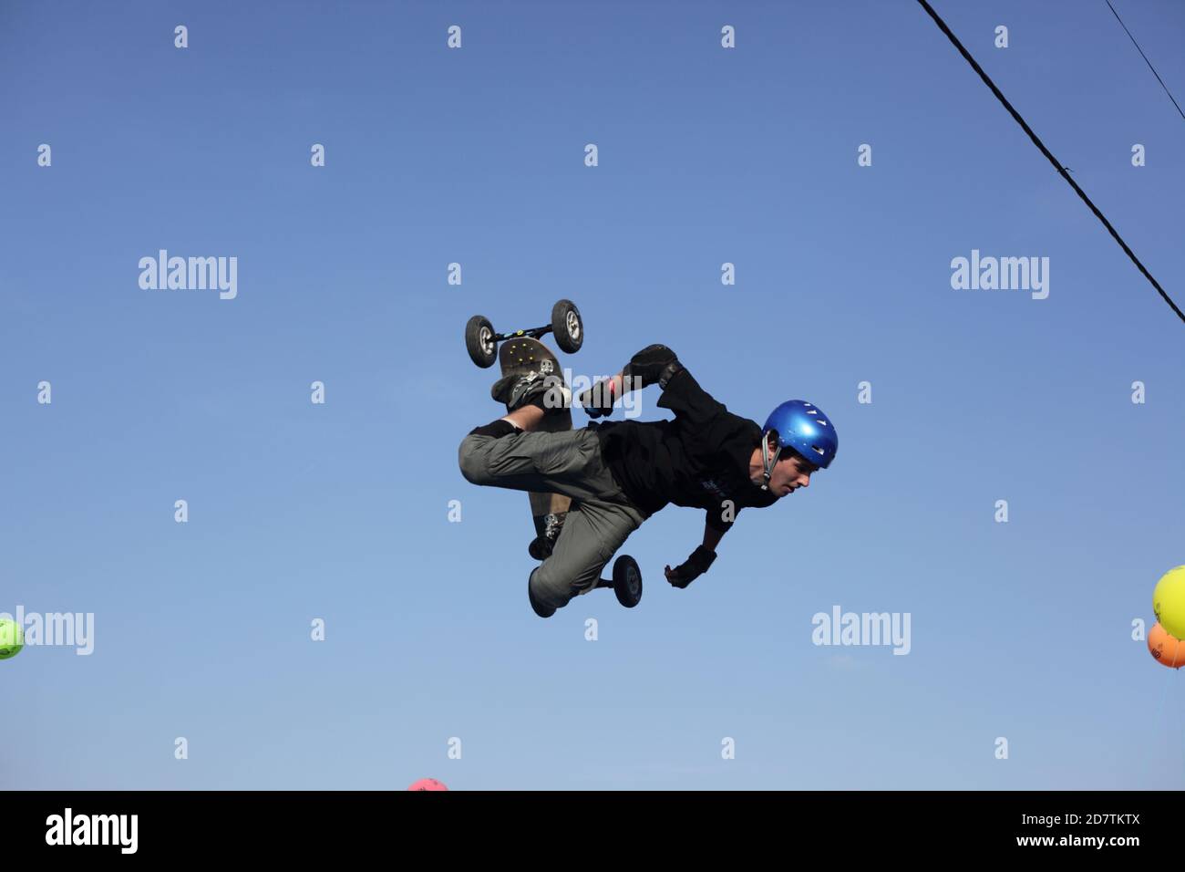 Spettacoli di skateboarder con salto di figura durante la festa dell'umanità a Parigi, 2014 Foto Stock