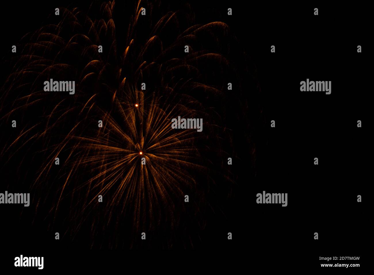 Cielo notturno con fuochi d'artificio mostrano piccole scintille scure Foto Stock