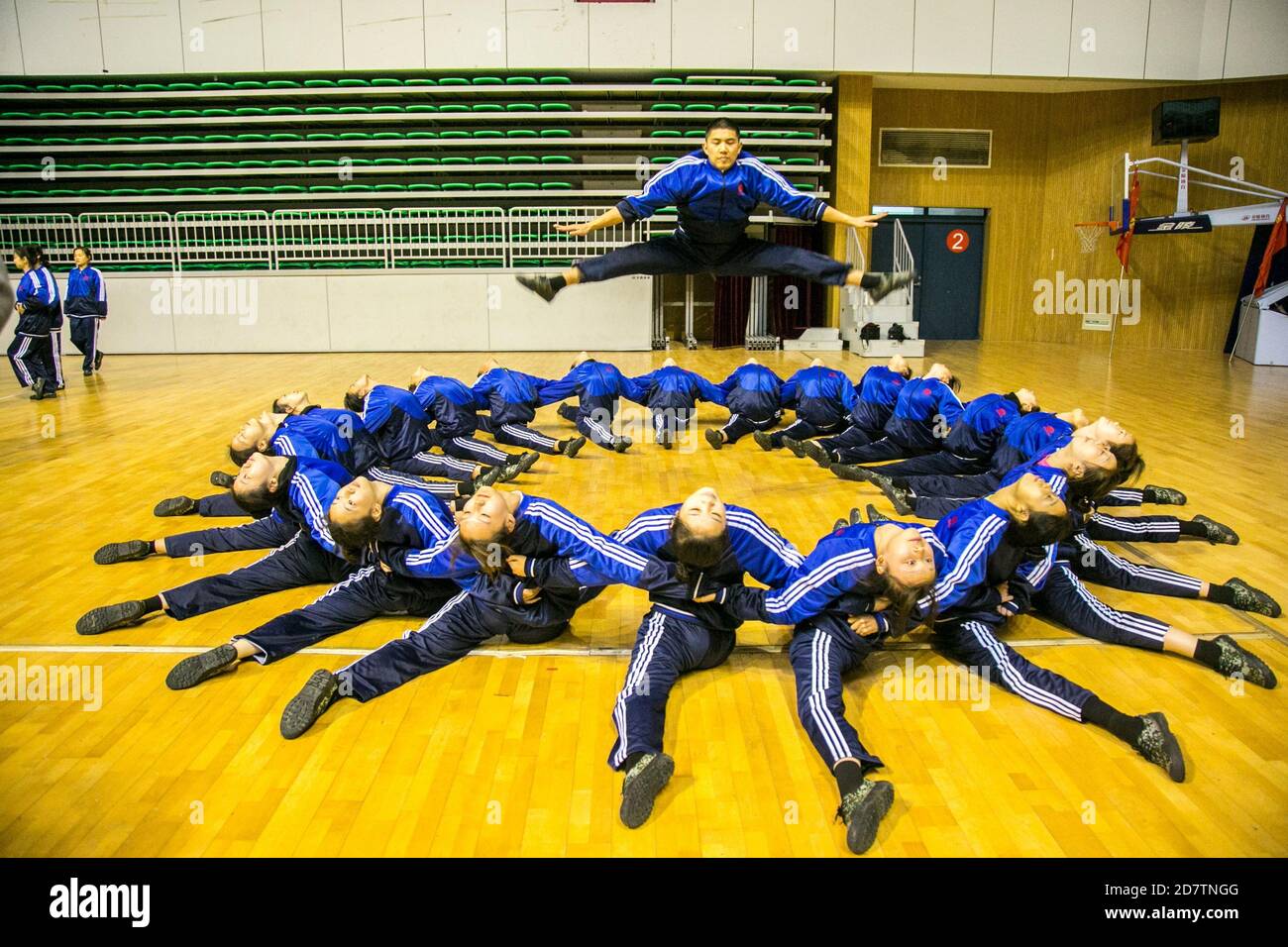 Zhengzhou, Zhengzhou, Cina. 25 Ott 2020. HenanÃ¯Â¼Å'CHINA-il 16 ottobre 2020, a Zhengzhou, nella provincia di Henan, gli studenti di arte maschile e femminile che si sono laureati in danza presso l'Università di Scienza e tecnologia del Fiume giallo hanno svolto abilità di base come ''un cavallo di carattere'', pressatura delle gambe, basso dorso e double flying swallows, ecc., durante l'intermissione di addestramento militare per i freshmen. Questi movimenti, che sono considerati estremamente difficili dagli outsider, sono solo ''un pezzo di torta'' per gli studenti d'arte che praticano la danza da più di dieci anni. Ciò che si cela dietro di loro è il loro Foto Stock