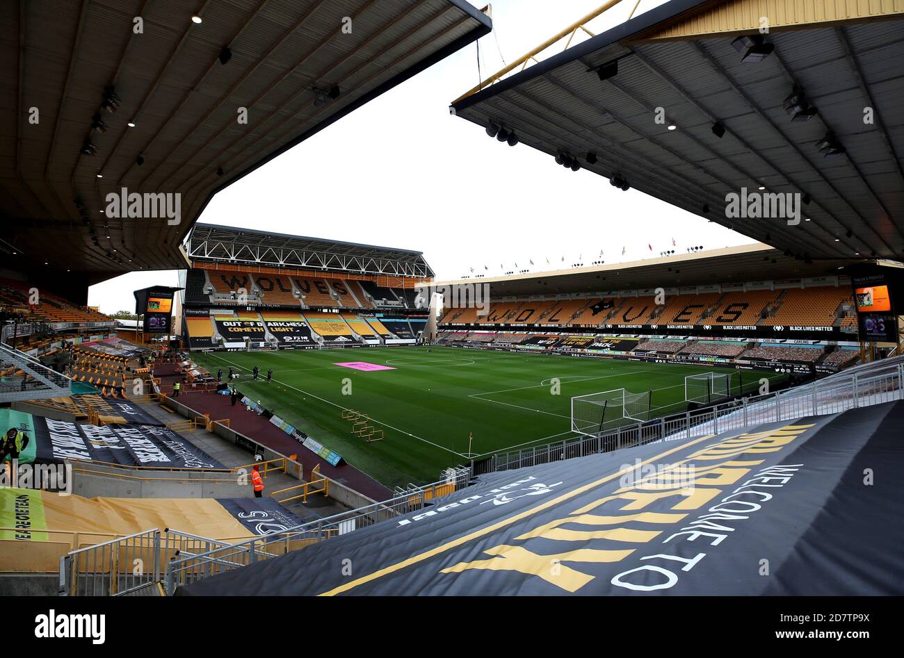 Vista generale dall'interno del terreno prima della partita della Premier League a Molineux, Wolverhampton. Foto Stock