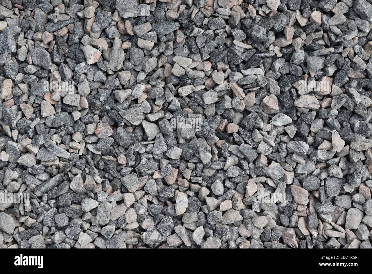 Pezzi di pietre nere. Rottura da enormi rocce nere dalla terra che si dividono in varie dimensioni per varie esigenze. È economia ma natura? Foto Stock