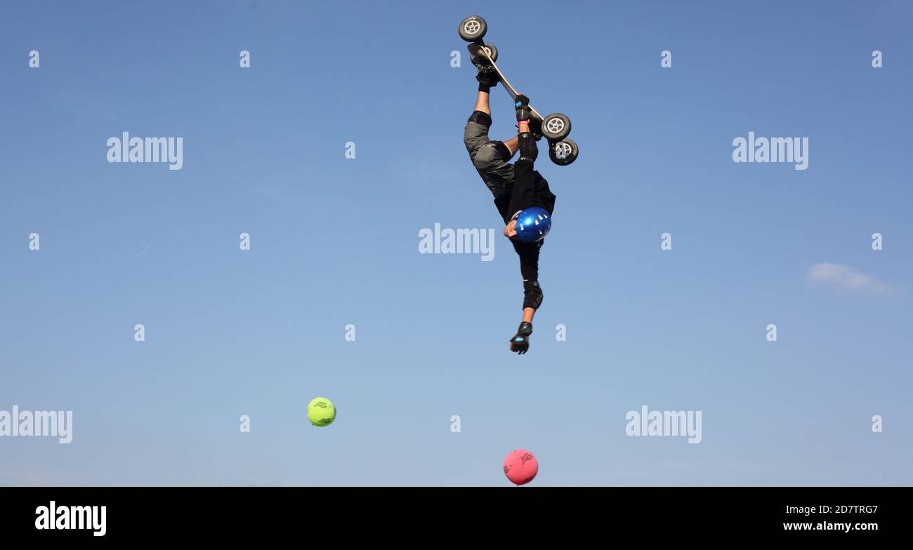 Spettacoli di skateboarder con salto di figura durante la festa dell'umanità a Parigi, 2014 Foto Stock
