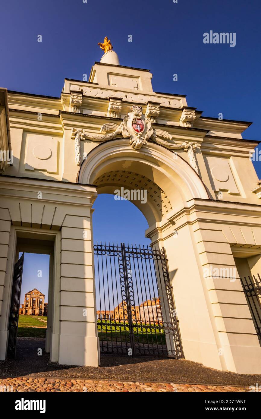 Vecchio palazzo parzialmente restaurato a Ruzhany, Bielorussia. Regione di Brest. La sede principale della linea superiore della nobile famiglia Sapieha. Luoghi famosi in Bielorussia. Foto Stock