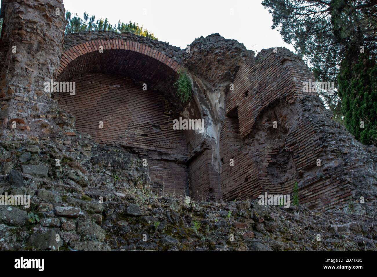 Roma, lungo l'antica Appia, attraverserai diversi bassorilievi dell'epoca romana. Foto Stock