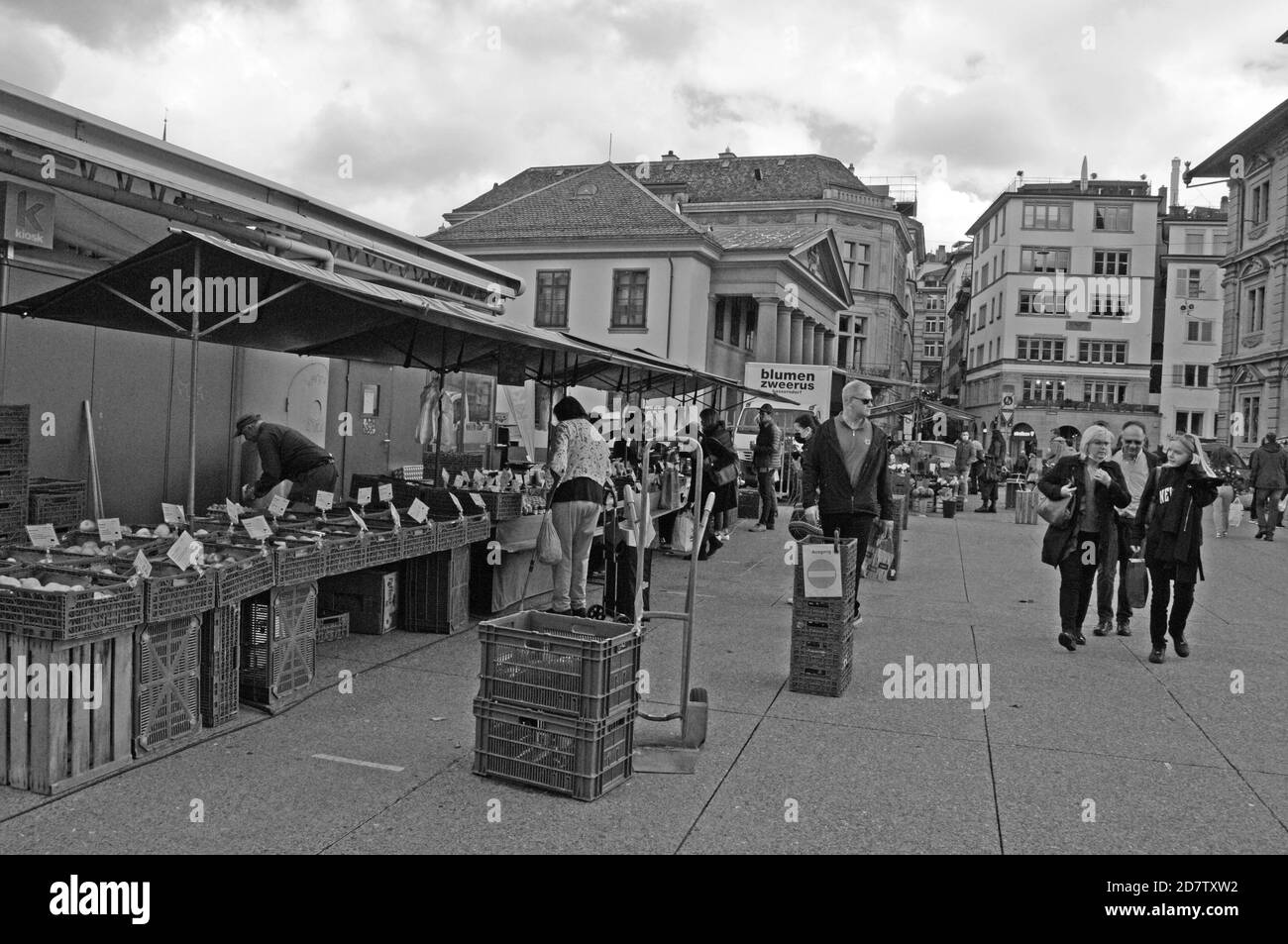 Svizzera: La seconda ondata del virus Corona non tiene la gente lontano dallo shopping sul mercato alimentare sul Ponte del mercato a Zürich City Foto Stock