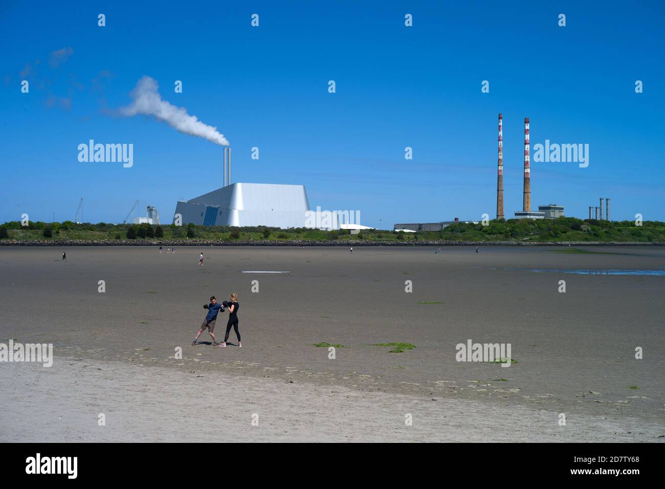 COVID-19 South Dublin City. Persone che si esercitano sul tratto di Sandymount nella South Co. Dublino. Foto Stock