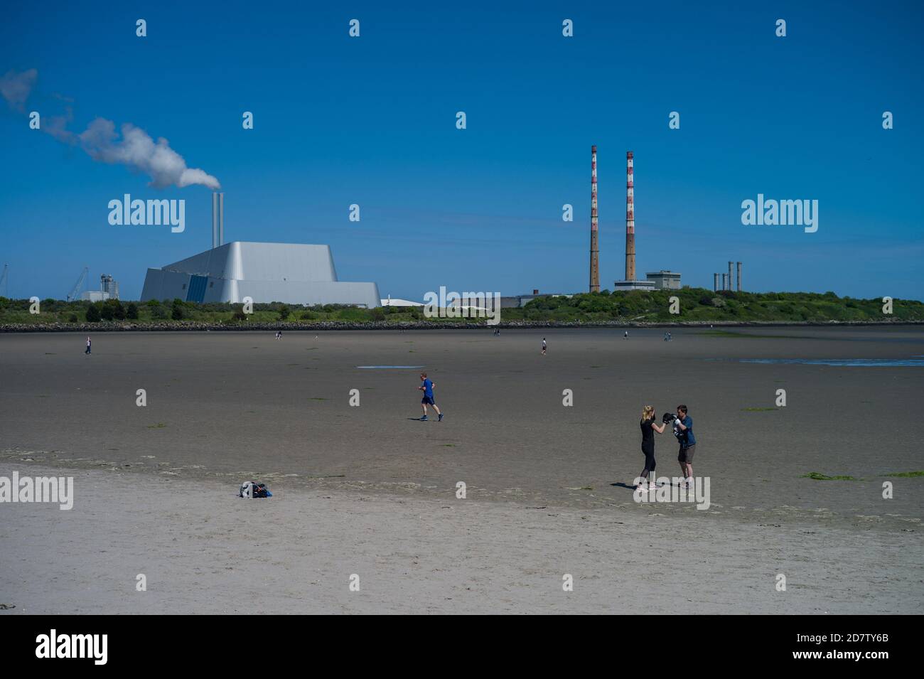 COVID-19 South Dublin City. Persone che si esercitano sul tratto di Sandymount nella South Co. Dublino. Foto Stock
