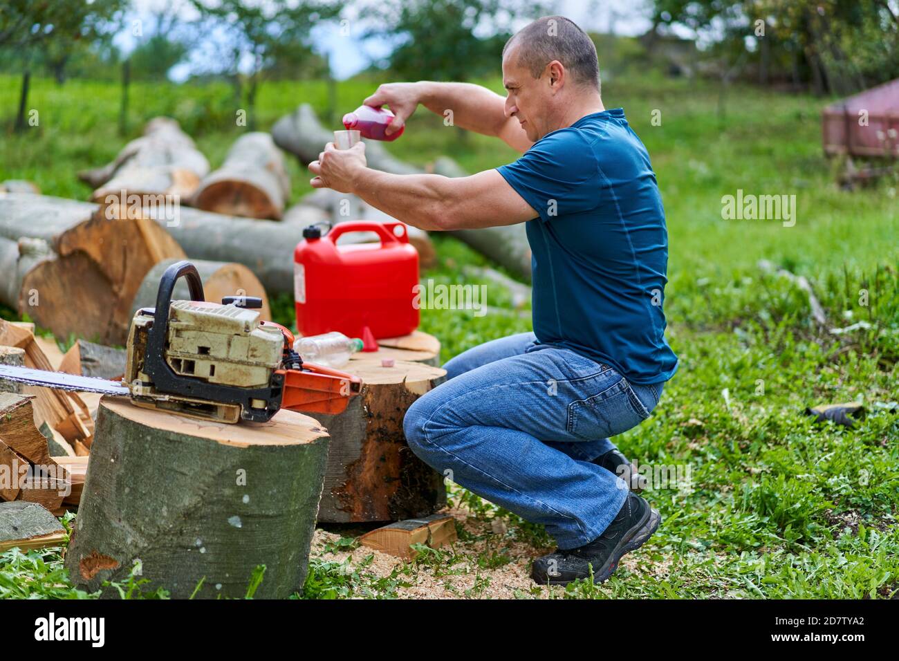 Lumberjack ricarica la motosega con una miscela specifica di gas e. olio  Foto stock - Alamy