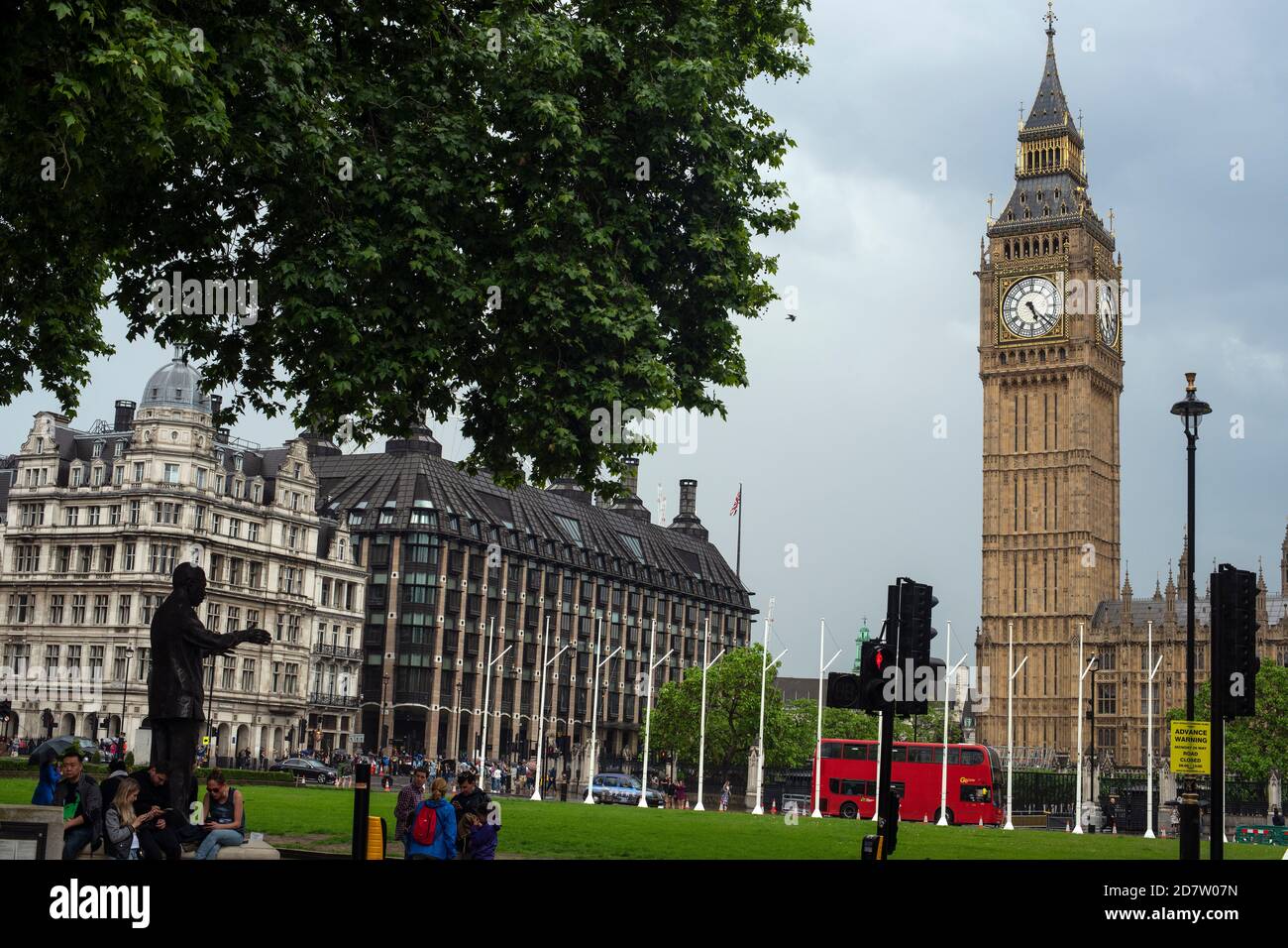 Big ben e il Monumento Nelson Mandela su Parliament Square, Londra, Regno Unito Foto Stock