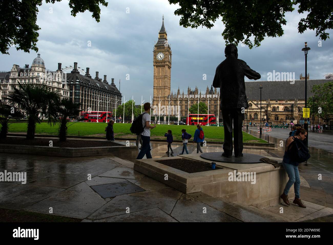 Big ben e il Monumento Nelson Mandela su Parliament Square, Londra, Regno Unito Foto Stock