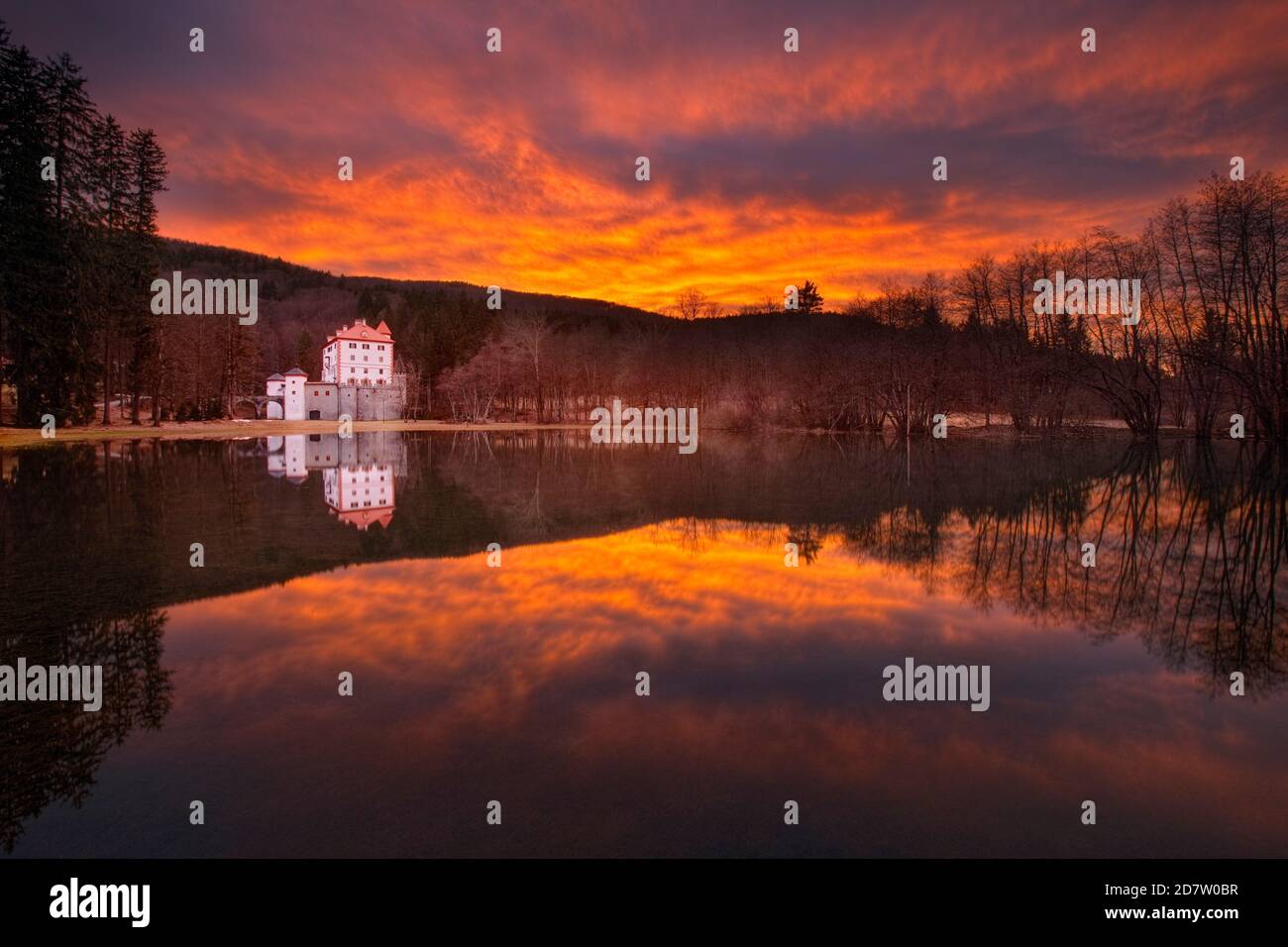 Il castello di Sneznik riflessa in inverno inondazione, vicino Kozarisce, Notranjska, Slovenia Foto Stock