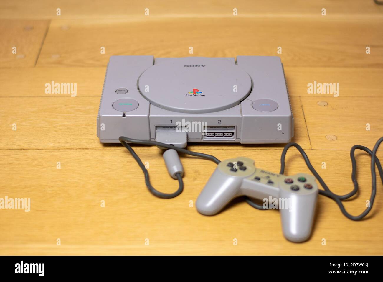 Una PlayStation 1 originale, di Sony, su un pavimento in legno Foto stock -  Alamy