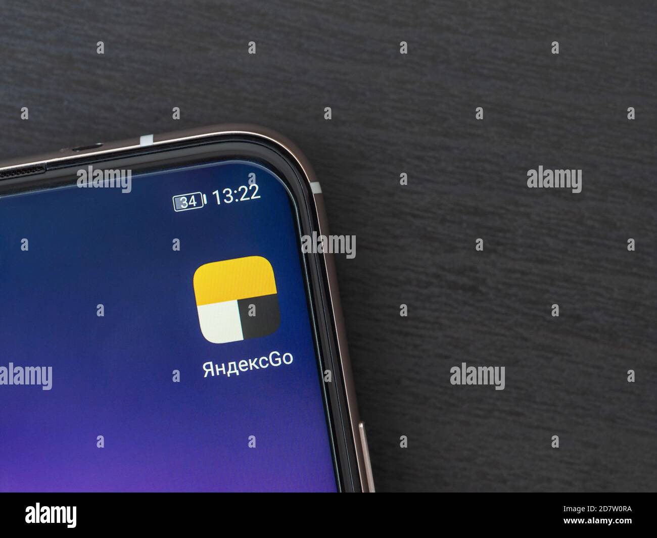 Mosca, Russia - 01 ottobre 2020: Logo dell'app mobile per i taxi e la consegna Yandex Go sullo schermo del telefono, editoriale illustrativo. Foto Stock