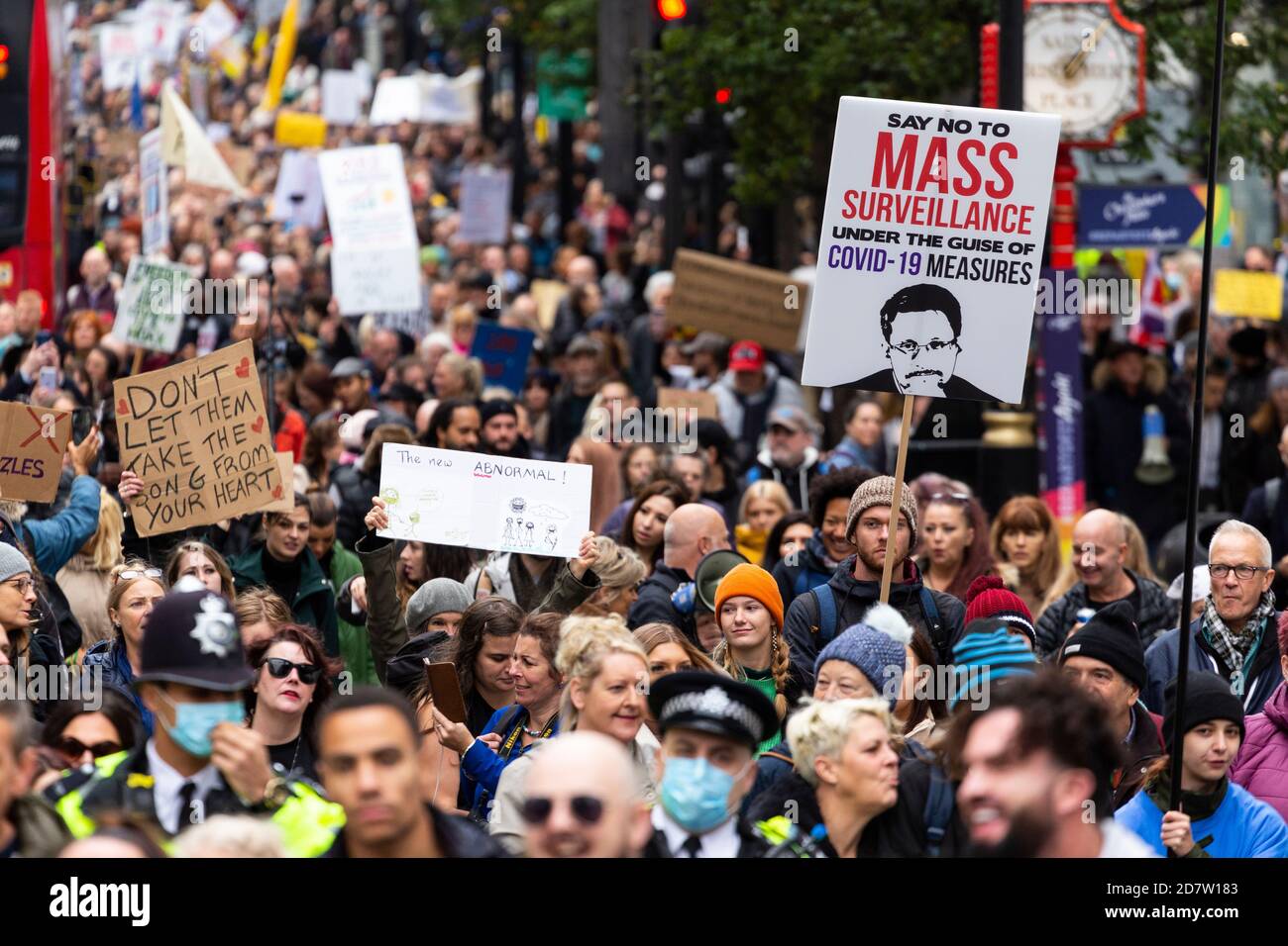 Folla di manifestanti che marciano durante un rally anti-lock-down a Londra, 24 ottobre 2020 Foto Stock