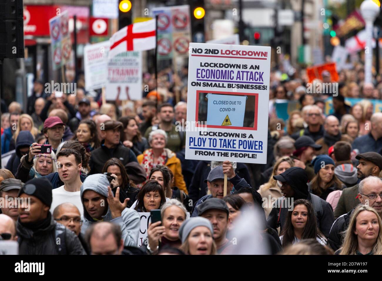 Placard tenuto al di sopra della folla in marcia durante un rally anti-lockdown a Londra, 24 ottobre 2020 Foto Stock