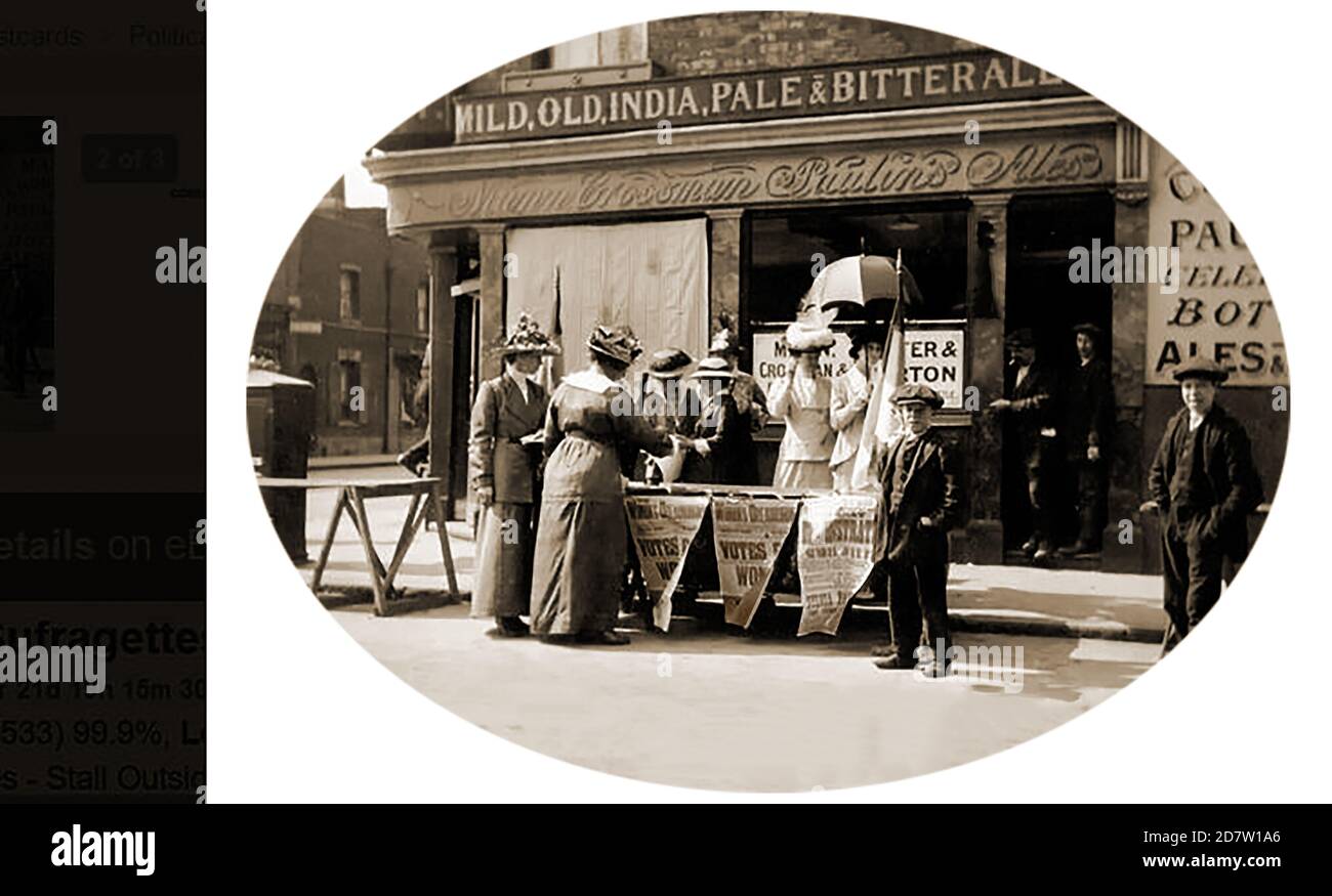 1913 Sufragettes Funddraising Stall a Londra, Regno Unito, istituito al di fuori di un pub per ottenere firme e distribuire opuscoli e poster. Foto Stock