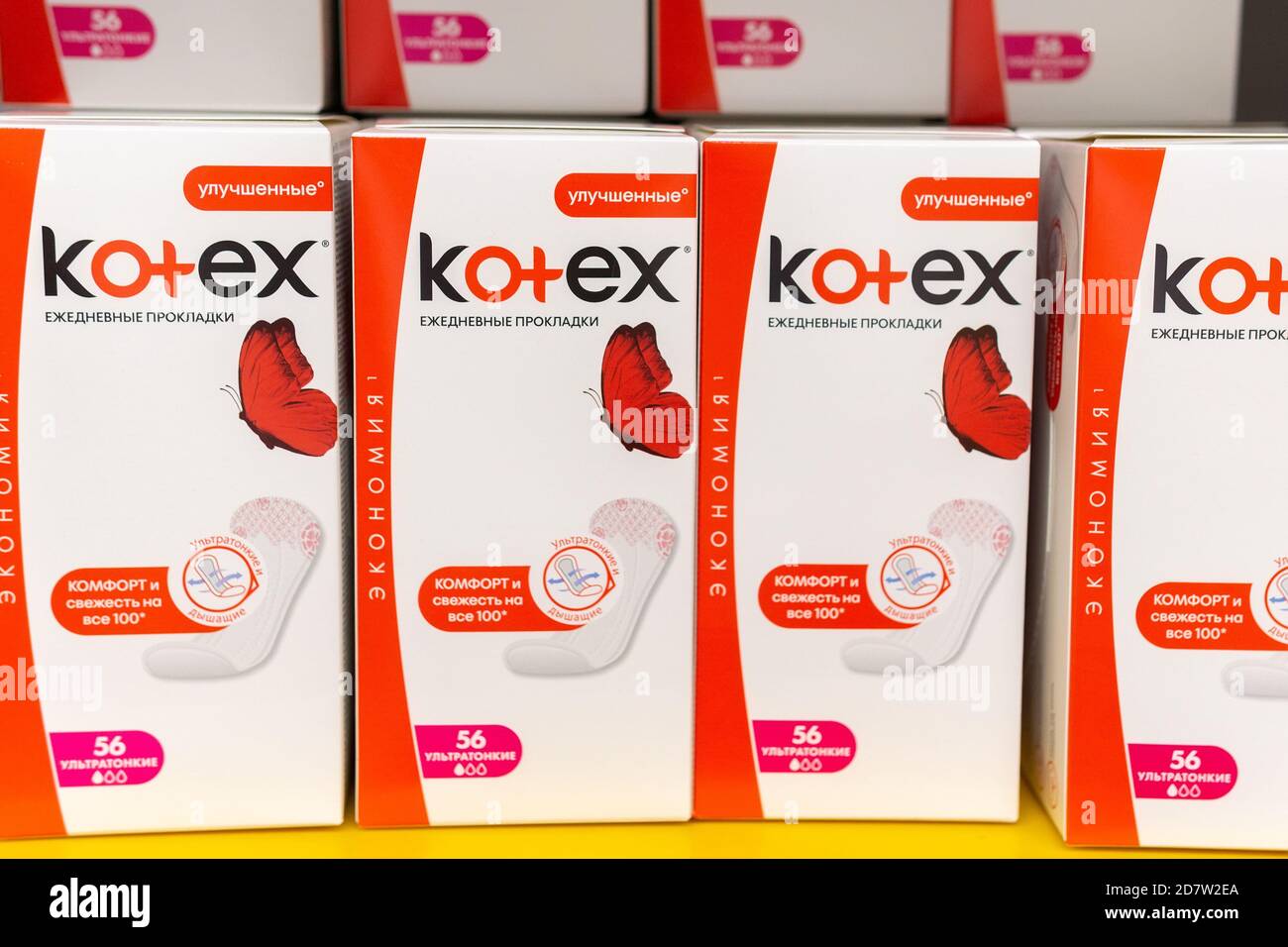 Tyumen, Russia-11 ottobre 2020: Kotex è un marchio di prodotti per l'igiene femminile sullo scaffale al supermercato metro contanti e trasporto. Foto Stock