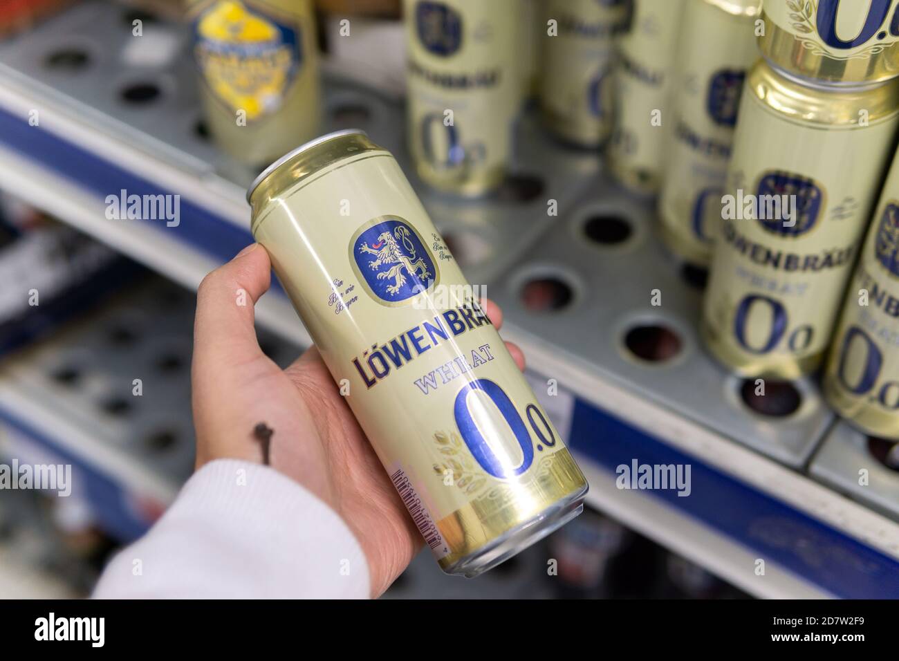 Tyumen, Russia-11 ottobre 2020: Bottiglia di Lowenbrau sugli scaffali della metropolitana in contanti e trasporto ipermercato della drogheria Foto Stock