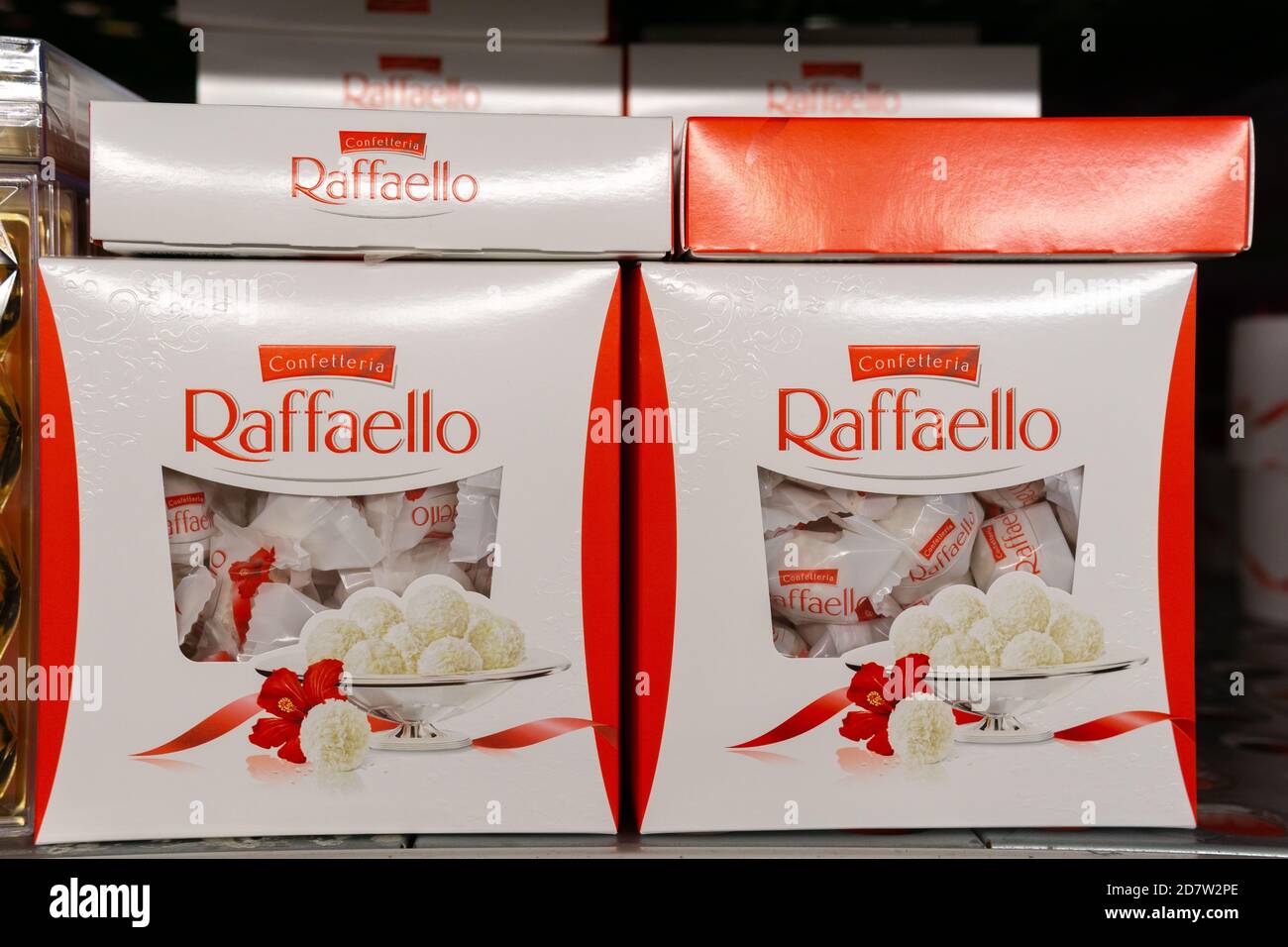 Tyumen, Russia-11 ottobre 2020: Scatola di caramelle Raffaello in un  ipermercato. Raffaello è il produttore italiano Ferrero introdotto sul  mercato nel 1990 Foto stock - Alamy