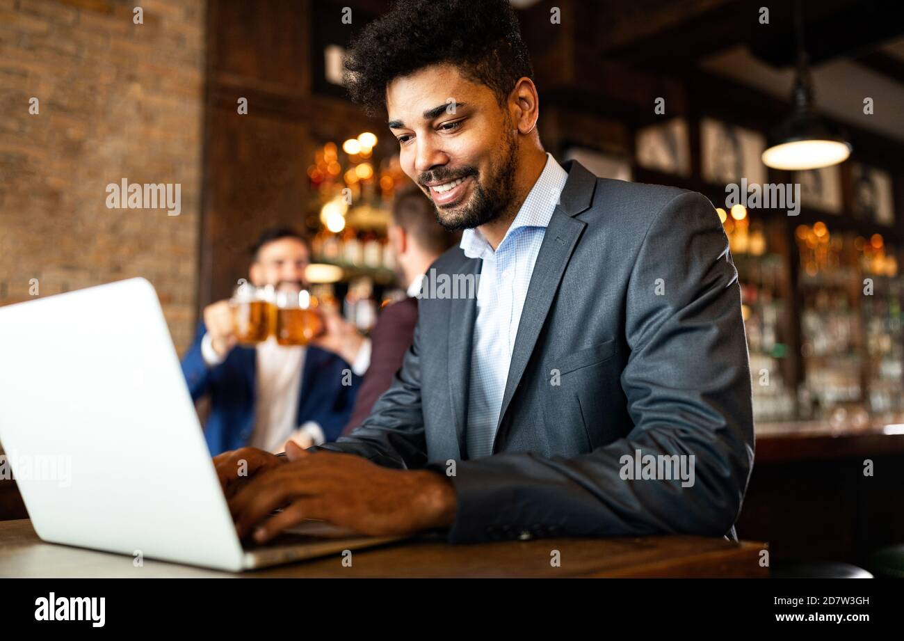 Un bel uomo d'affari che usa il computer portatile durante la pausa di lavoro nel ristorante Foto Stock