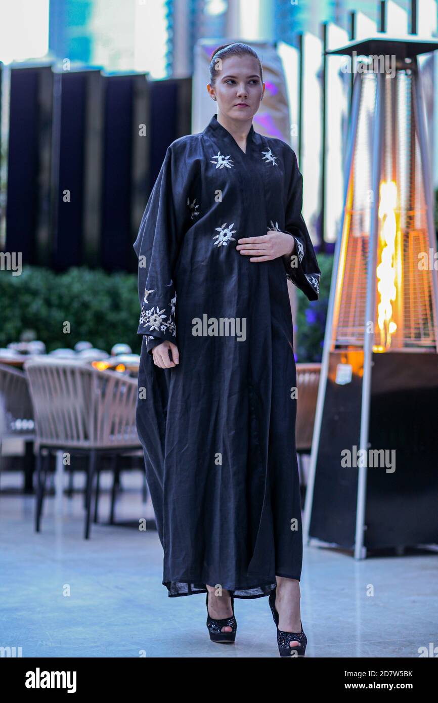 Modello arabo in Abaya arabo Transizionale Foto Stock