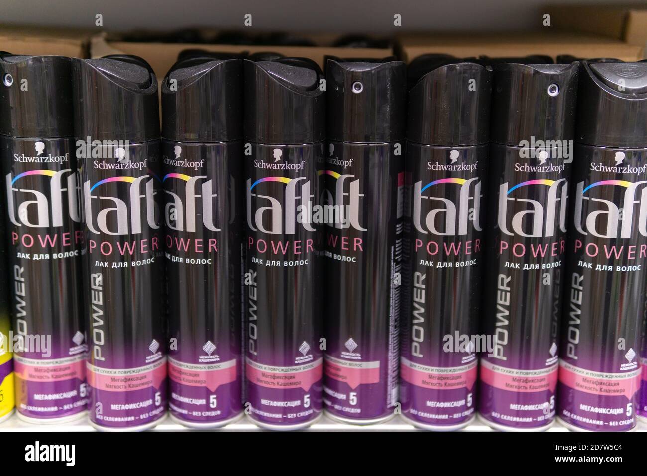 Tyumen, Russia-11 ottobre 2020: taft Schwarzkopf spray per capelli sugli scaffali dell'ipermercato. Foto Stock