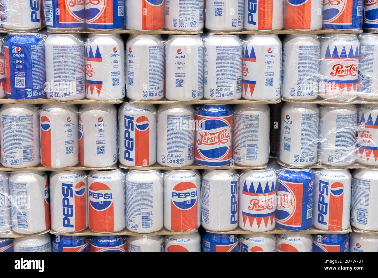 Tyumen, Russia-11 ottobre 2020: Lattine di fondo pepsi. Pepsi Co è una delle più grandi società nel settore delle bevande analcoliche. Foto Stock