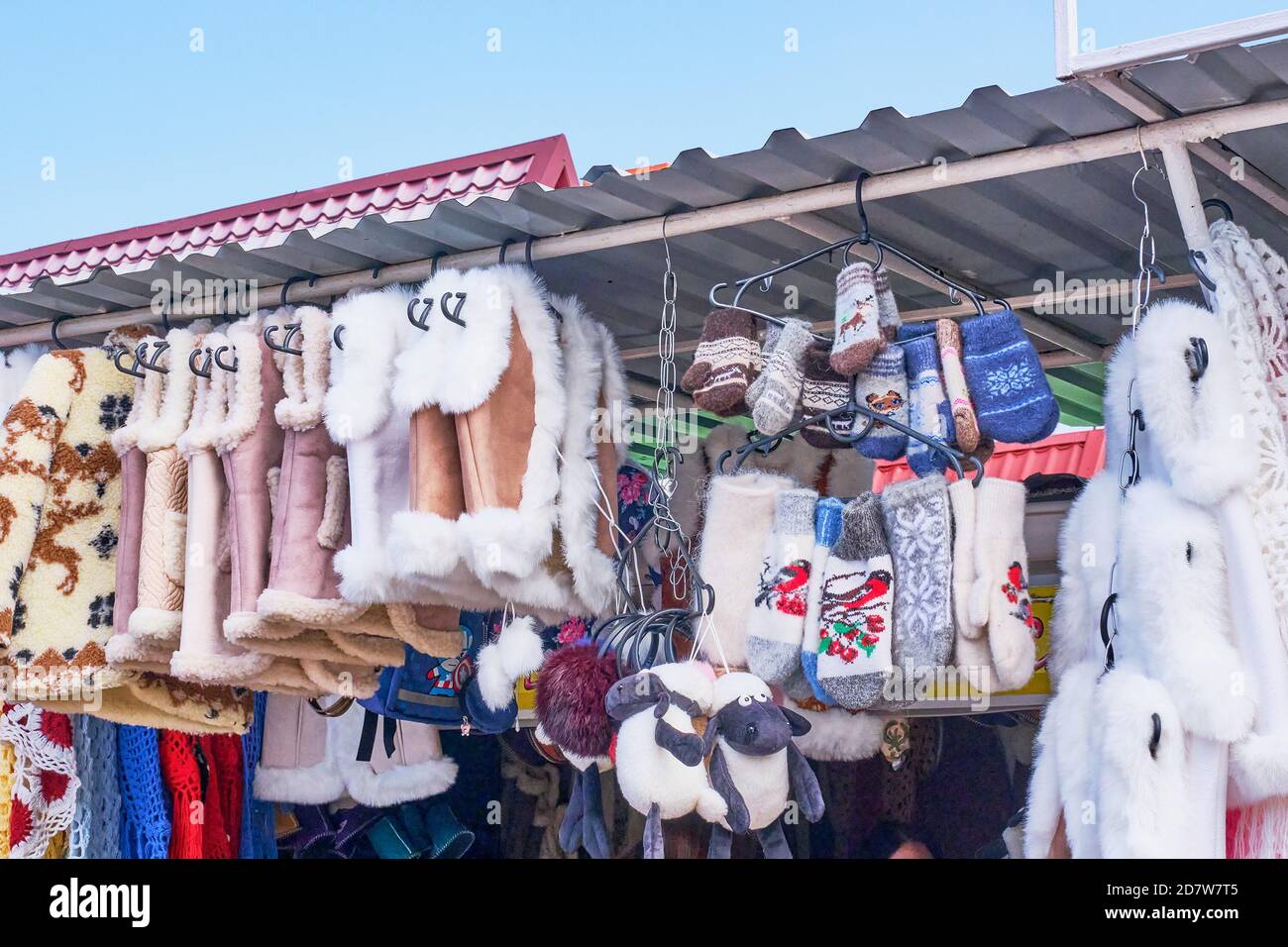 Souvenir fatti a mano in pelliccia e lana della montagna Crimea per i turisti. Giubbotti in pelliccia calda, guanti in maglia, divertenti tele giocattolo. Foto Stock
