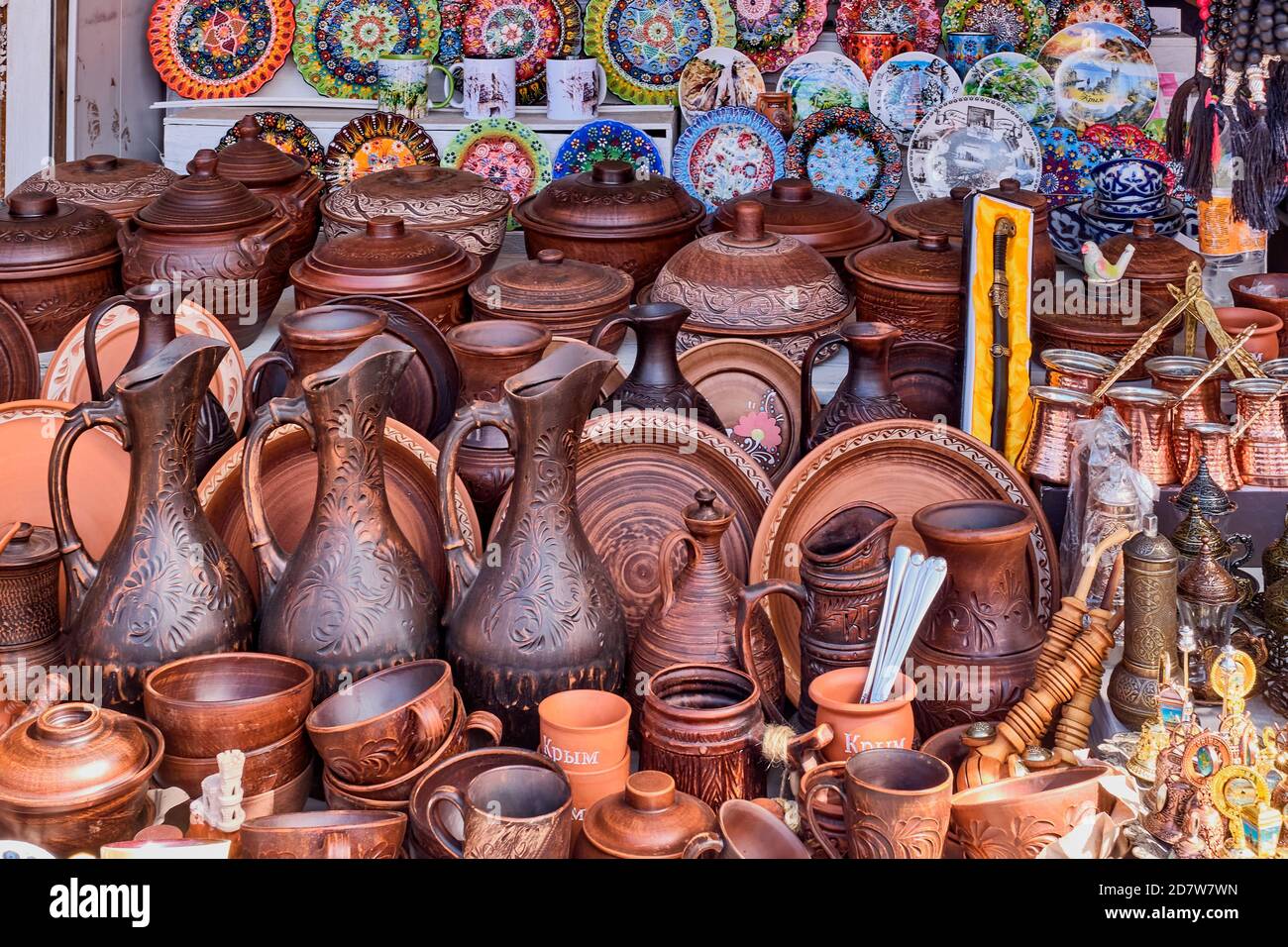 Yalta, Russia - 25 ottobre 2020: Souvenir fatti a mano della montagna Crimea per i turisti. Bella ceramica con motivi floreali: Tazze, piatti, brocche, Foto Stock