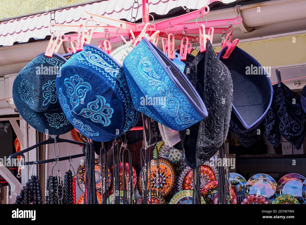 Souvenir fatti a mano della montagna Crimea per i turisti. Bellissimi cranio musulmano con motivo orientale ricamato. Foto Stock