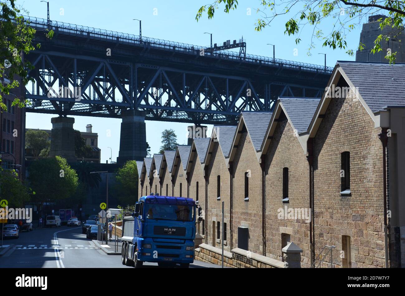 Vista del Sydney Harbour Bridge lungo Hickson Road, Sydney, NSW Foto Stock