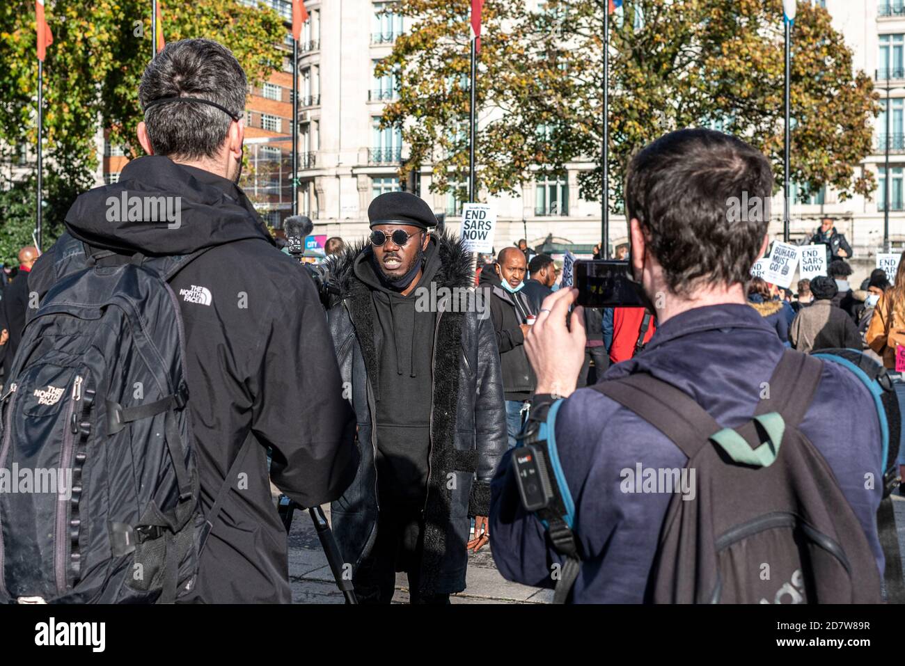 LONDRA, INGHILTERRA - OTTOBRE 25: Protestore contro la polizia SARS è in fase di videointervista a Marble Arch. I nigeriani britannici protestano contro... Foto Stock